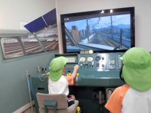 新幹線の運転体験をする画像