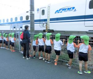 新幹線を間近で見る画像