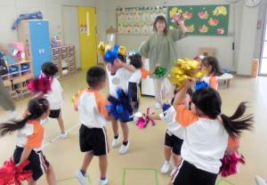 年少児の運動会のリズムを踊る画像