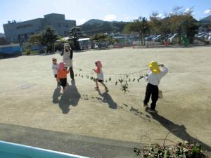 芋づるで遊ぶ画像