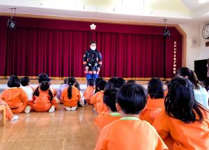 消防署の方の話を聞く画像