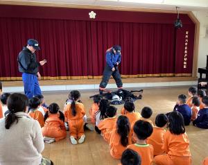 消防士さんの早着替えの様子を見る画像