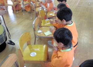 プリンを食べる画像」