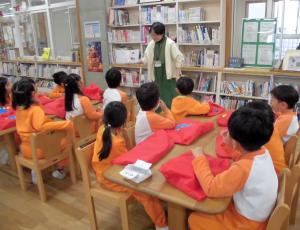 絵本の読み聞かせをしてもらう画像