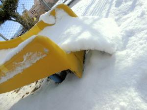 すべり台に積もった雪の画像