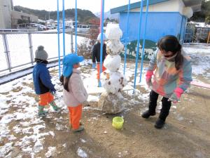 5段の雪だるまの画像