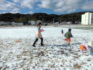 雪合戦をする画像