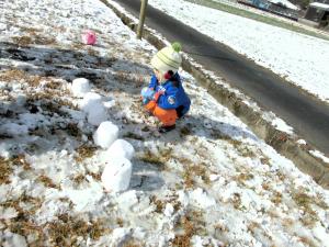 雪のケーキをつくる画像