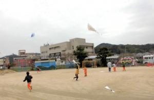 年長児が凧をあげる画像