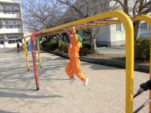 小学校の雲梯で遊ぶ画像