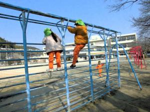 小学校の遊具で遊ぶ画像