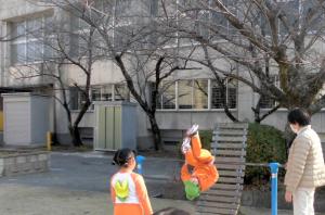小学校の鉄棒で遊ぶ画像