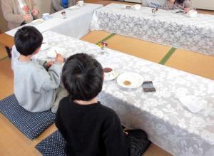 お茶会に参加する画像