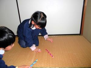 もらったプレゼントで遊ぶ画像