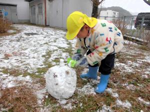 雪玉をつくる画像