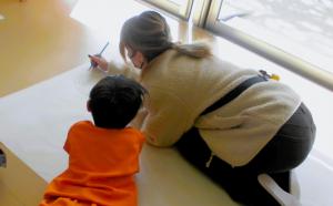 親子で等身大の絵を描く画像