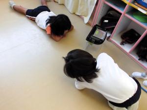 蝶をのぞき込む画像