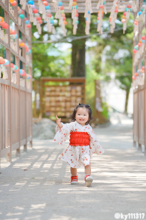 人物優秀賞「1歳の夏」現人神社風鈴回廊　白い浴衣に赤い帯の1歳の女の子の笑顔