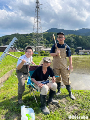 人物特別賞「田んぼで西遊記」田んぼで椅子に座る祖父、後ろに立つ農機具をもった2人の孫