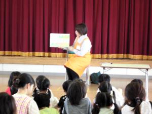 図書館の方の読み聞かせの画像