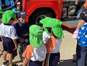 消防士さんの話を聞く画像