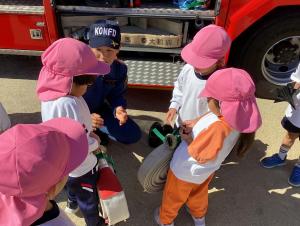 ホースを持たしてもらう画像