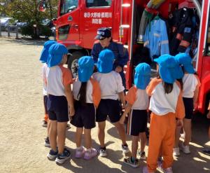 消防士さんの話を聞く画像