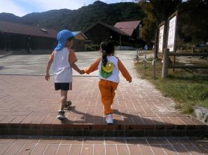 手をつないで歩く画像