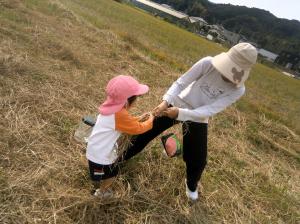 わらで引っ張りあっこをしている画像