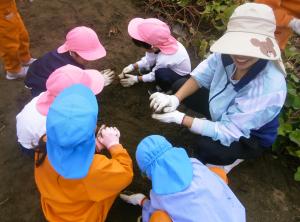 土でお団子をつくる画像