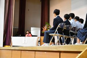 生徒からの質問に答える藤井選手