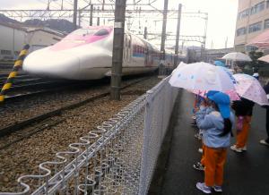 ワンピースの新幹線を見る画像