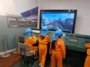 新幹線の運転体験をする画像