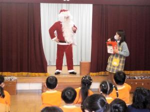 サンタさんにインタビューする画像