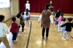 リズム遊びをする画像