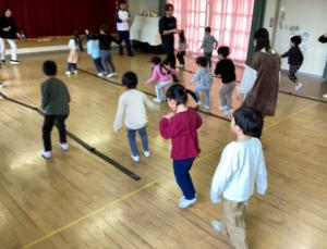 リズム遊びをする画像