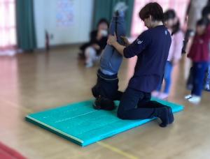 逆立ちをさせてもらう画像