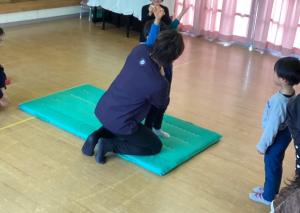 バク転をさせてもらう画像