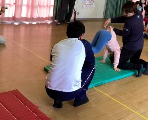 バク転をさせてもらう画像