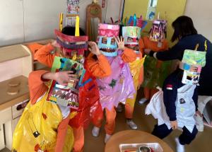 鬼の準備をしている年長児