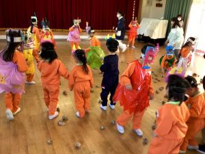 豆まきをする画像