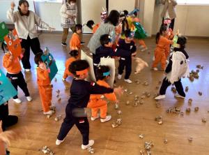 豆まきをする画像