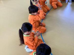 豆のかわりにお菓子を食べる画像