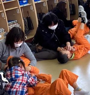 ふれあい遊びをする画像