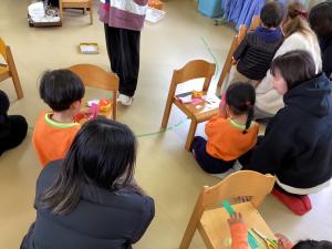 うどんの具を画用紙で作る画像