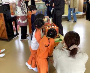 うどん屋さんごっこをする画像