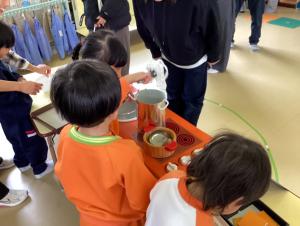 うどん屋さんごっこをする画像