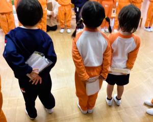 プレゼントを隠して持っている画像