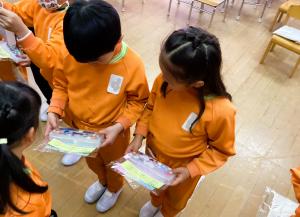 プレゼントを見ている画像