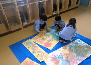 絵の具で遊ぶ画像